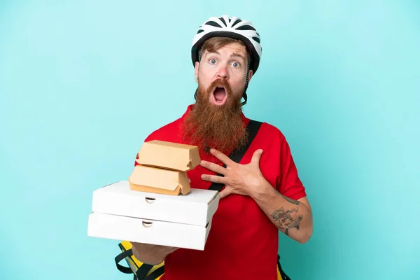 Entrega Hombre Sosteniendo Pizzas Hamburguesas Aisladas Sobre Fondo Azul Sorprendido — Foto de Stock