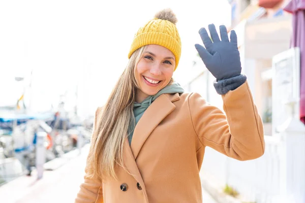 Молода Блондинка Зимовій Куртці Відкритому Повітрі Рукою Щасливим Виразом — стокове фото