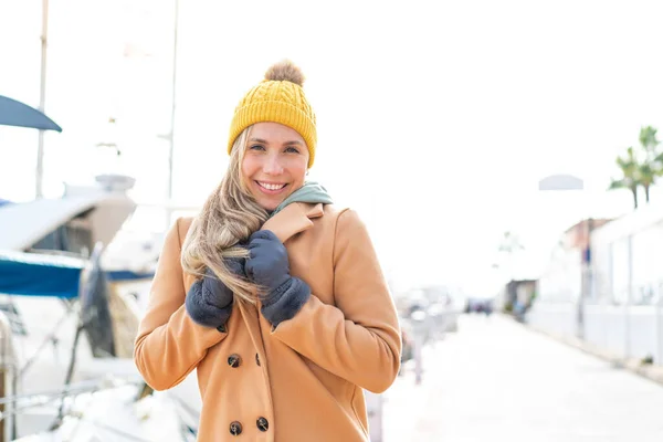 Mulher Loira Jovem Usando Jaqueta Inverno Livre — Fotografia de Stock