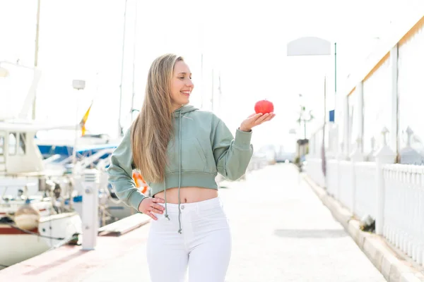 Ung Blond Kvinna Med Ett Äpple Utomhus — Stockfoto