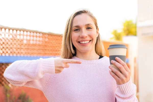 Mladá Blondýna Žena Drží Odnést Kávu Venku Překvapením Výraz Obličeje — Stock fotografie