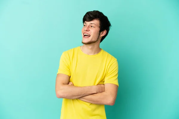 Genç Rus Adam Mavi Arka Planda Yalnız Mutlu Gülümsüyor — Stok fotoğraf