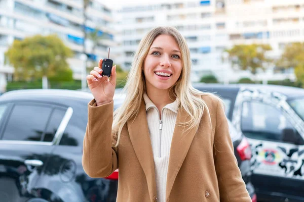 Νέα Όμορφη Ξανθιά Γυναίκα Κρατώντας Κλειδιά Του Αυτοκινήτου Εξωτερικούς Χώρους — Φωτογραφία Αρχείου