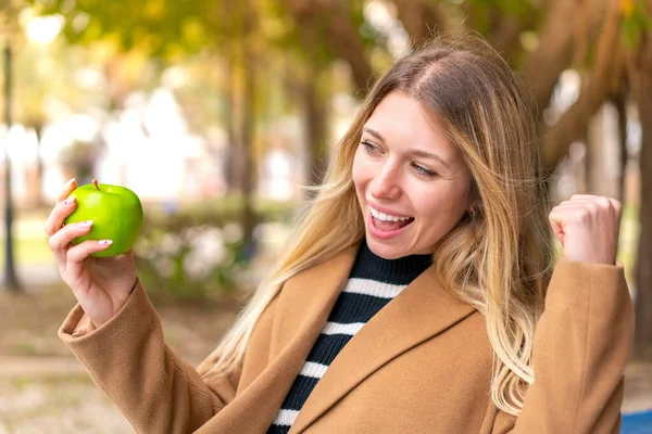 Young Pretty Blonde Woman Apple Outdoors Celebrating Victory — Stock Photo, Image
