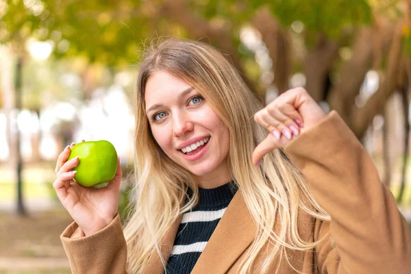 Junge Hübsche Blonde Frau Mit Einem Apfel Freien Stolz Und — Stockfoto