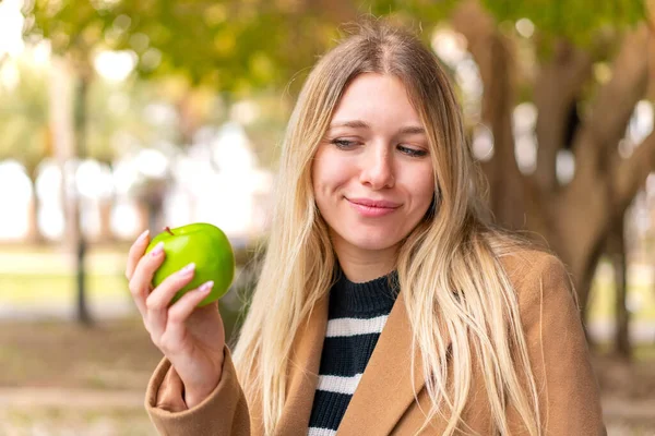 Junge Hübsche Blonde Frau Mit Einem Apfel Freien Mit Traurigem — Stockfoto