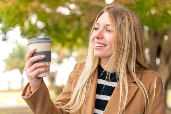 Молодая Красивая Блондинка Держит Кофе Открытом Воздухе Счастливым Выражением Лица — стоковое фото