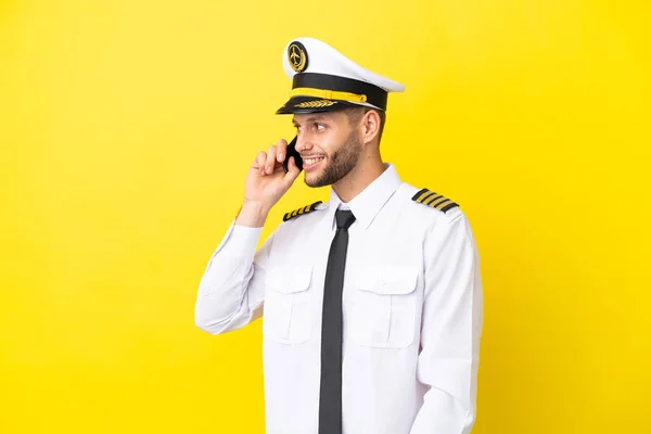 Samolot Biały Pilot Odizolowany Żółtym Tle Prowadzący Kimś Rozmowę Przez — Zdjęcie stockowe