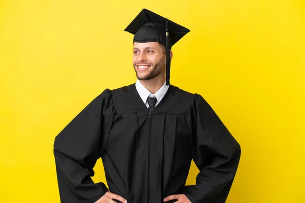 Jonge Universiteit Afgestudeerde Blanke Man Geïsoleerd Gele Achtergrond Poseren Met — Stockfoto