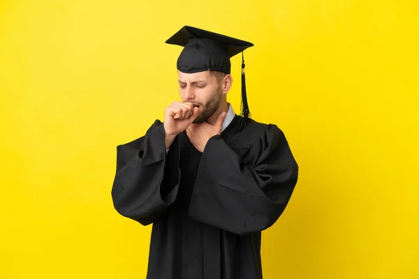 Νεαρός Απόφοιτος Πανεπιστημίου Καυκάσιος Άνδρας Απομονωμένος Κίτρινο Φόντο Υποφέρει Από — Φωτογραφία Αρχείου
