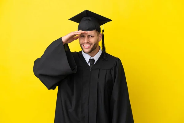 Junger Universitätsabsolvent Kaukasischer Mann Isoliert Auf Gelbem Hintergrund Der Weit — Stockfoto