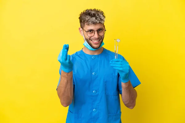 Dentista Caucasiano Homem Segurando Ferramentas Isoladas Fundo Amarelo Fazendo Gesto — Fotografia de Stock