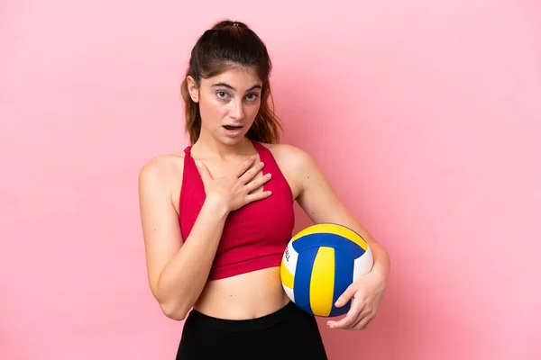 Молода Біла Жінка Грає Волейбол Ізольовано Рожевому Тлі Здивована Шокована — стокове фото