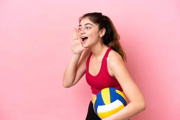 年轻的高加索女子打排球时 被粉色背景隔离 大嗓门张开 侧边大喊 — 图库照片