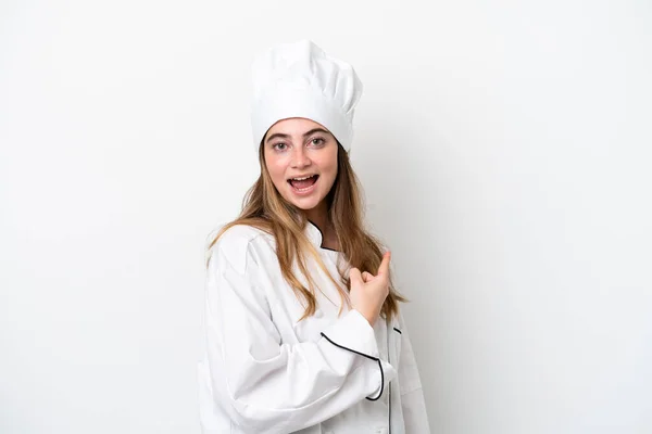 Jonge Kaukasische Chef Kok Vrouw Geïsoleerd Witte Achtergrond Verrast Wijzen — Stockfoto
