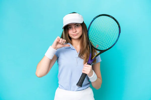 Giovane Tennista Donna Isolata Sfondo Blu Mostrando Pollice Verso Basso — Foto Stock