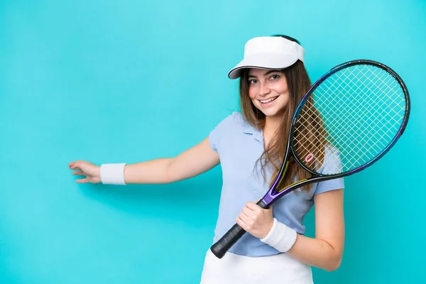Giovane Tennista Donna Isolata Sfondo Blu Allungando Mani Lato Invitare — Foto Stock