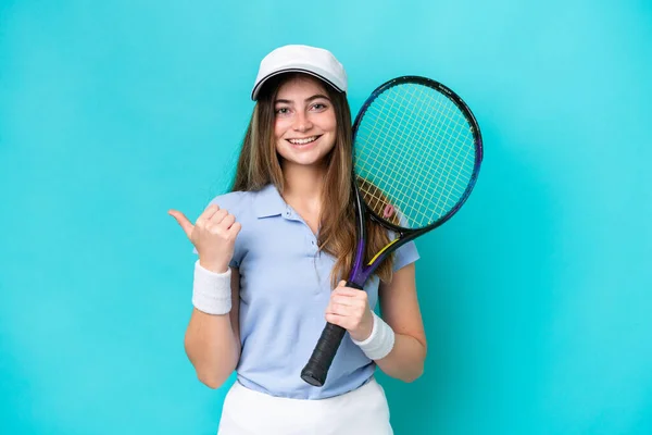 Jonge Tennisspeelster Vrouw Geïsoleerd Blauwe Achtergrond Wijzend Naar Zijkant Een — Stockfoto