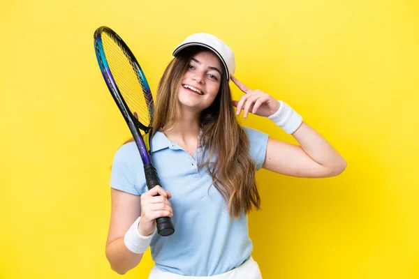Молода Біла Жінка Ізольована Жовтому Фоні Граючи Теніс — стокове фото