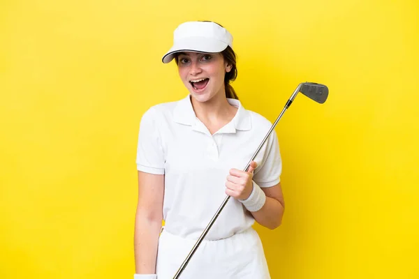 Jong Kaukasisch Vrouw Spelen Golf Geïsoleerd Gele Achtergrond Met Verrassing — Stockfoto