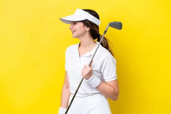 Mladá Běloška Hraje Golf Izolované Žlutém Pozadí Smíchem Laterální Poloze — Stock fotografie