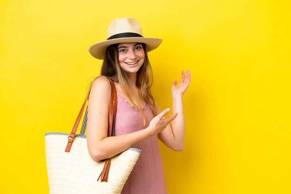Jonge Blanke Vrouw Met Een Strandtas Geïsoleerd Gele Achtergrond Handen — Stockfoto