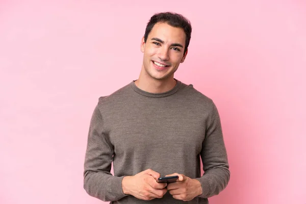 Junger Kaukasischer Mann Isoliert Auf Rosa Hintergrund Sendet Eine Nachricht — Stockfoto