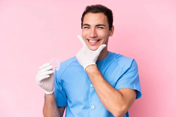 Dentista Caucasiano Homem Segurando Aparelho Invisível Isolado Fundo Rosa Feliz — Fotografia de Stock