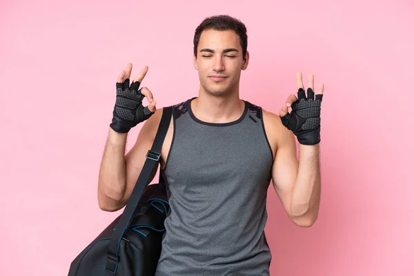 Νεαρός Αθλητής Καυκάσιος Άνδρας Αθλητική Τσάντα Απομονωμένη Ροζ Φόντο Zen — Φωτογραφία Αρχείου