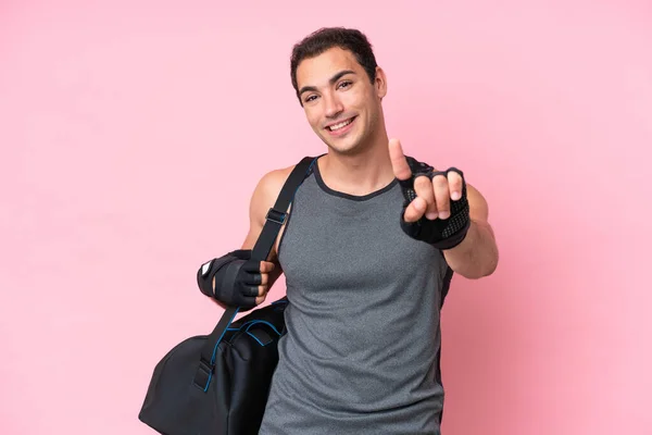 Νεαρός Αθλητής Καυκάσιος Άνδρας Αθλητική Τσάντα Απομονωμένη Ροζ Φόντο Που — Φωτογραφία Αρχείου