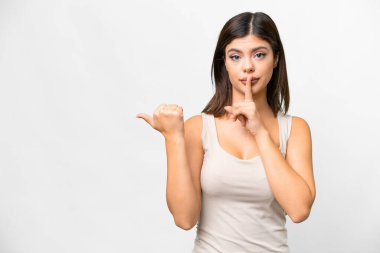 İzole edilmiş beyaz arka planda genç bir Rus kadın. Yan tarafı işaret ediyor ve sessiz hareketler yapıyor.