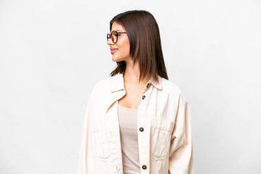 İzole edilmiş beyaz arka plan görünümlü genç Rus kadın.