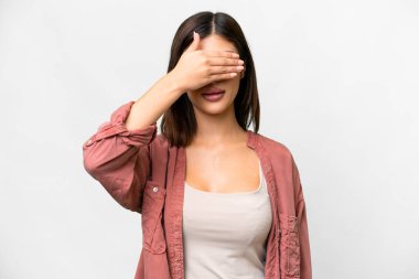 İzole edilmiş beyaz arka planı olan genç bir Rus kadın gözlerini elleriyle kapatıyor. Bir şey görmek istemiyorum.