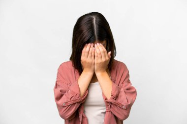 Yorgun ve hasta bir ifadeyle soyutlanmış beyaz bir geçmişi olan genç bir Rus kadın.