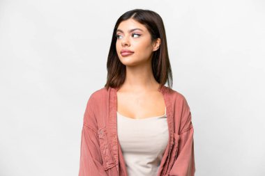 İzole edilmiş beyaz arka planda genç bir Rus kadın şüpheli hareketler yapıyor.