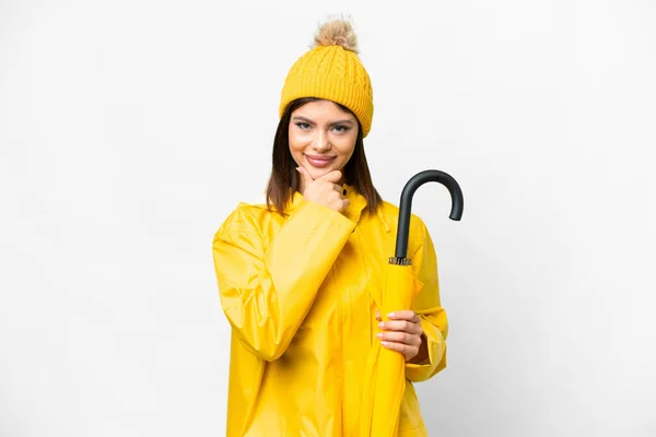 Yağmura Dayanıklı Ceketi Şemsiyesi Olan Genç Rus Kadın Izole Edilmiş — Stok fotoğraf