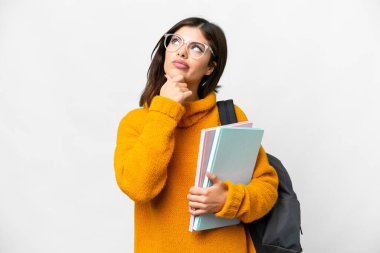 Soyutlanmış beyaz bir geçmişi olan genç bir kız öğrencinin yukarı bakarken şüpheleri var.