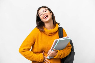 Soyutlanmış beyaz arka planda genç bir bayan çok gülümsüyor.