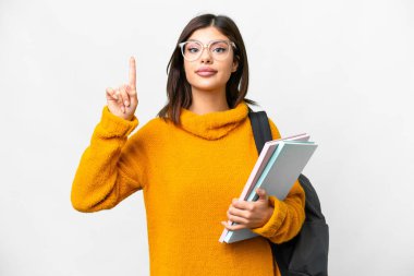 İzole edilmiş beyaz arka planda genç bir bayan harika bir fikre işaret ediyor.