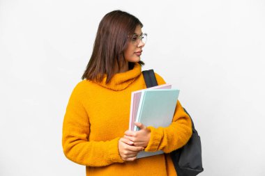 İzole edilmiş beyaz arka planda genç bir bayan var.