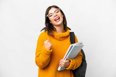 Genç bayan izole edilmiş beyaz arka planda galibiyeti kutluyor.