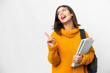 İzole edilmiş beyaz bir geçmişi olan genç bir bayan parmağını kaldırarak çözümü bulmaya çalışıyor.