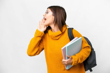 İzole edilmiş beyaz arka planda genç bir bayan ağzı açık bağırıyor.