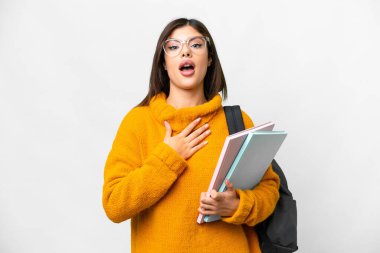 Soyutlanmış beyaz bir geçmişi olan genç bir bayan sağa bakarken şaşırmış ve şok olmuştu.