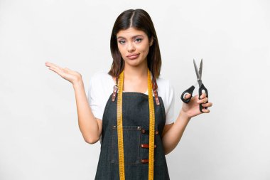 Terzi kadın soyutlanmış beyaz arka plan üzerinde şüpheleri varken el kaldırıyor.