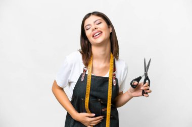 Terzi kadın izole edilmiş beyaz arka planda gülümsüyor.