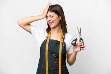 Terzi kadın izole edilmiş beyaz arka planda gülümsüyor.