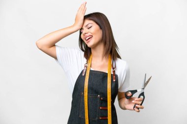 Terzi kadın izole edilmiş beyaz arka planda bir şey fark etti ve çözüme niyetlendi.