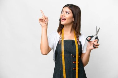 Terzi kadın izole beyaz arka plan üzerinde bir parmak kaldırarak çözümü gerçekleştirmek niyetinde