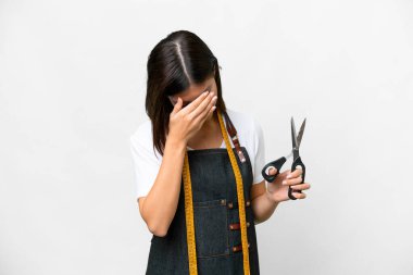 Terzi kadın soyutlanmış beyaz arka planda yorgun ve hasta bir ifadeyle